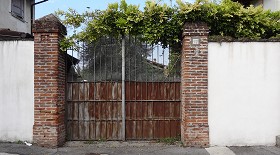 Textures   -   ARCHITECTURE   -   BUILDINGS   -  Gates - Old damaged metal entrance gate texture 18567
