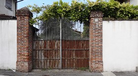 Textures   -   ARCHITECTURE   -   BUILDINGS   -   Gates  - Old damaged metal entrance gate texture 18567