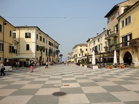 Textures   -   BACKGROUNDS &amp; LANDSCAPES   -   CITY &amp; TOWNS  - Italy garda lake lazise city landscape texture 17528