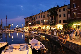 Textures   -   BACKGROUNDS &amp; LANDSCAPES   -  CITY &amp; TOWNS - Italy garda lake lazise night city landscape texture 17534