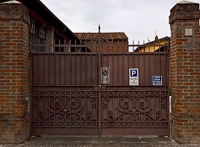 Textures   -   ARCHITECTURE   -   BUILDINGS   -   Gates  - Old rusty iron entrance gate texture 18593