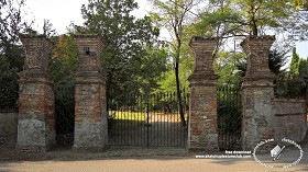 Textures   -   ARCHITECTURE   -   BUILDINGS   -  Gates - Old iron entrance gate texture 18597