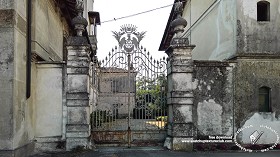 Textures   -   ARCHITECTURE   -   BUILDINGS   -  Gates - Old rusty iron entrance gate texture 18610