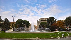 Textures   -   BACKGROUNDS &amp; LANDSCAPES   -  CITY &amp; TOWNS - Italy urban area whit fountain background 19726